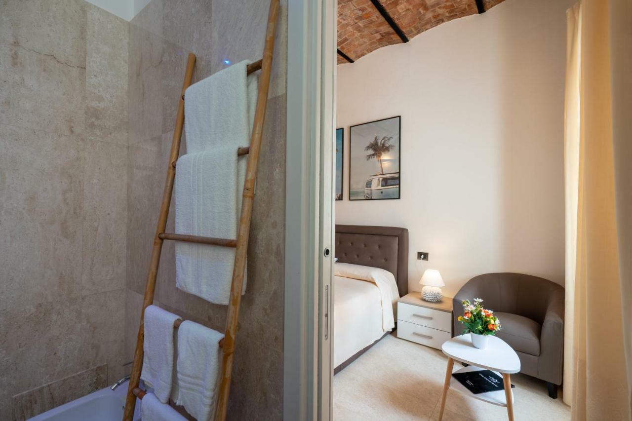 Corso Umberto Rooms Ольбия Экстерьер фото